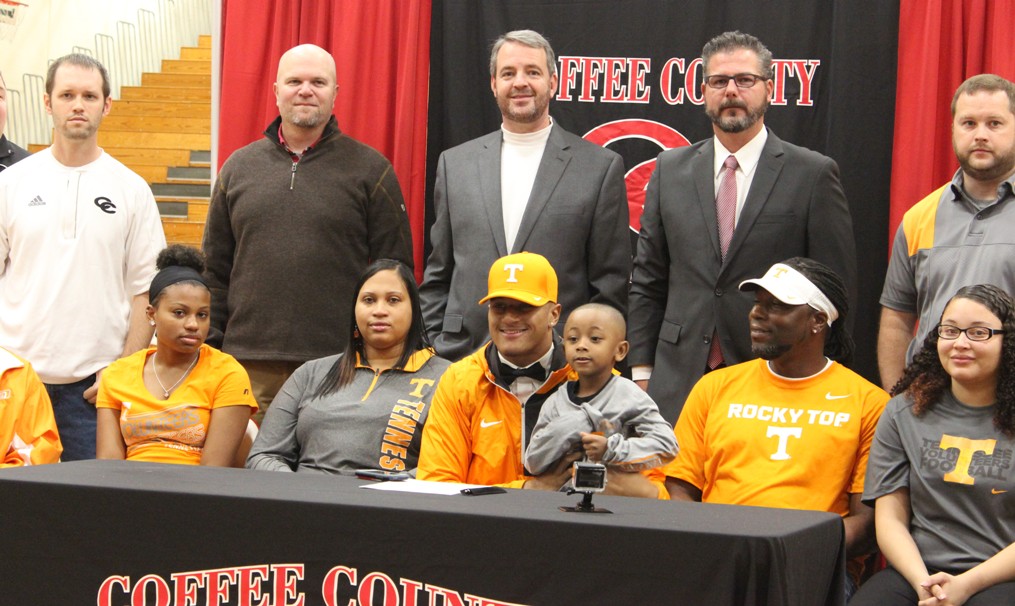 Alontae Taylor Signs NLI with Tennessee on Friday
