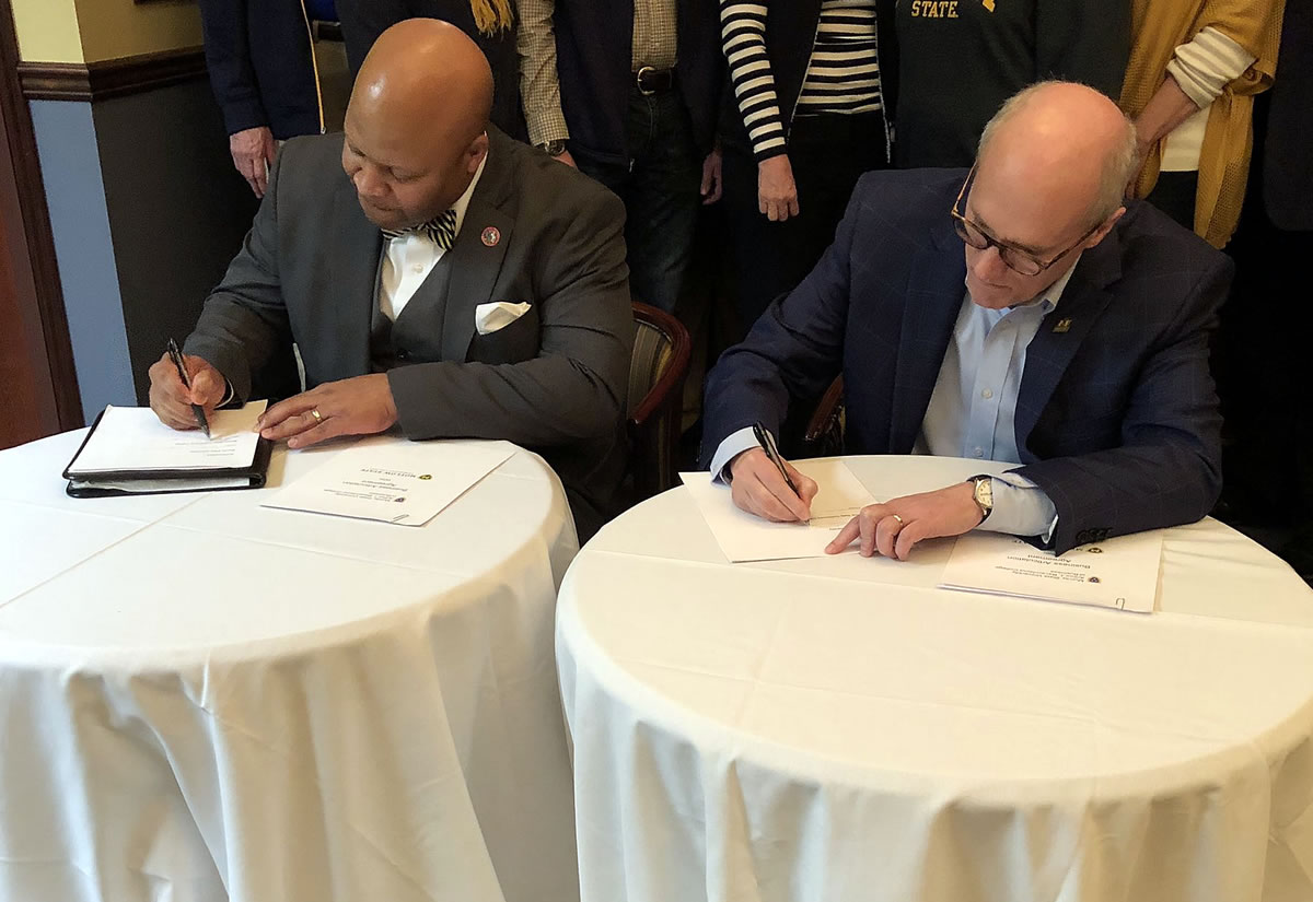 Motlow Signs Agreement Murray State University